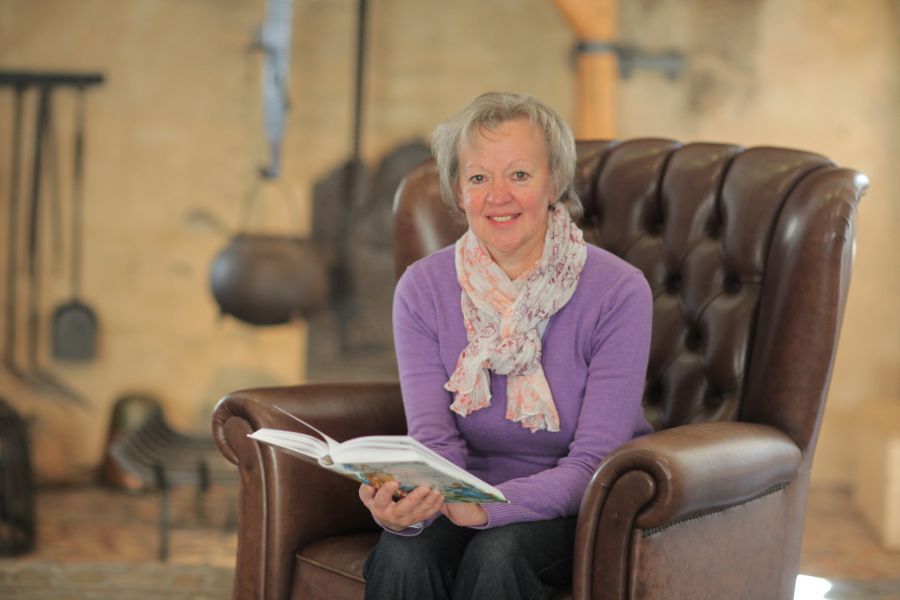 Agnes Ising liest am Sonntag, 19. Januar, um 16 Uhr aus „Mäxchen aus dem Ei: eine Dinosauriergeschichte“ von Ingrid Uebe (Foto: Oliver Krato, © Kreismuseum Wewelsburg)